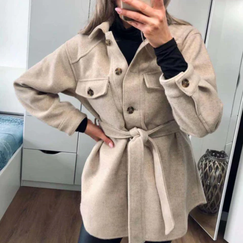 Woolmantel für Damen in mittellanger Ausführung mit Gürtel und Knöpfen an der Vorderseite, perfekt für den Frühling in Beige – Cara Camilla